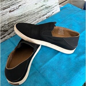 Olukai breathable slip on shoe, size 9, Black